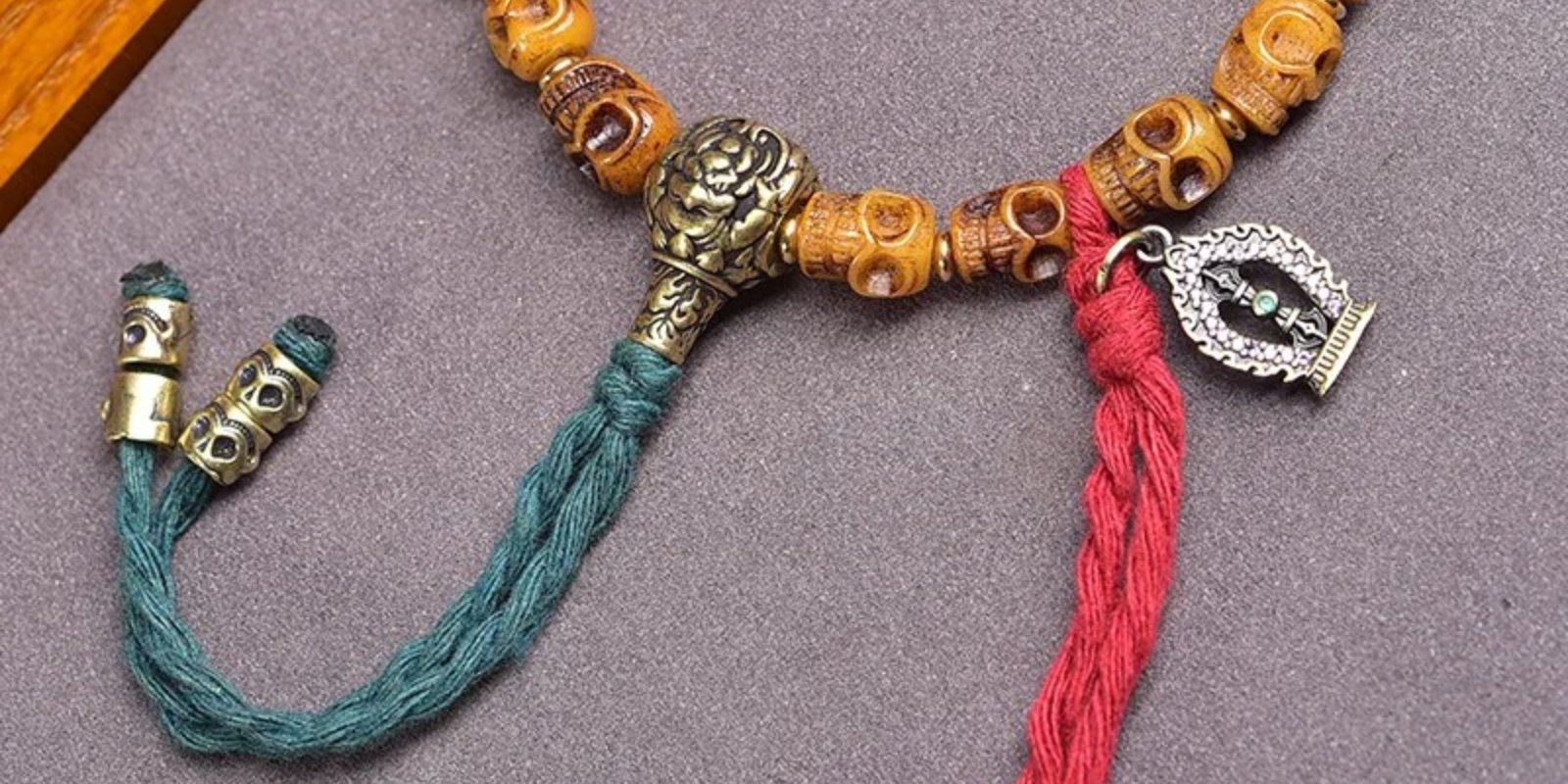 Bracelet Tête de Mort Tibétain :"Crânes du Dharma Éveillé"